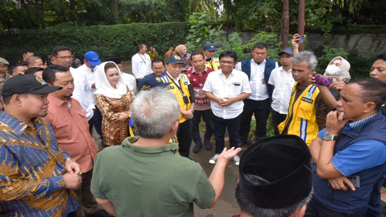 Wakil Ketua Komisi V DPR RI Ridwan Bae saat meninjau Kali Sabi dalam rangka Kunjungan Kerja Spesifik Komisi V di Tangerang, Banten, Jumat (15/3/2024). Foto: Munchen/nr