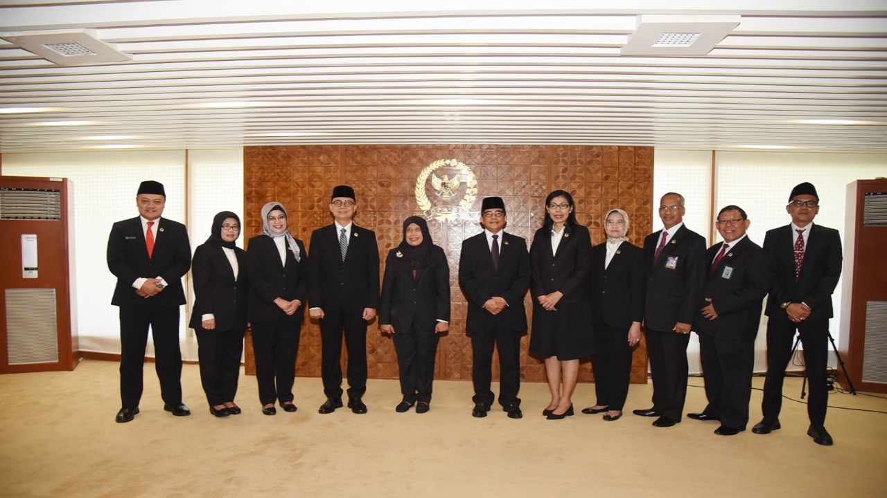 Sekretaris Jenderal DPR RI Indra Iskandar dalam foto bersama usai melantik 2 (dua) pejabat fungsional di lingkungan Sekretariat Jenderal (Setjen) DPR RI. Foto: Dep/nr