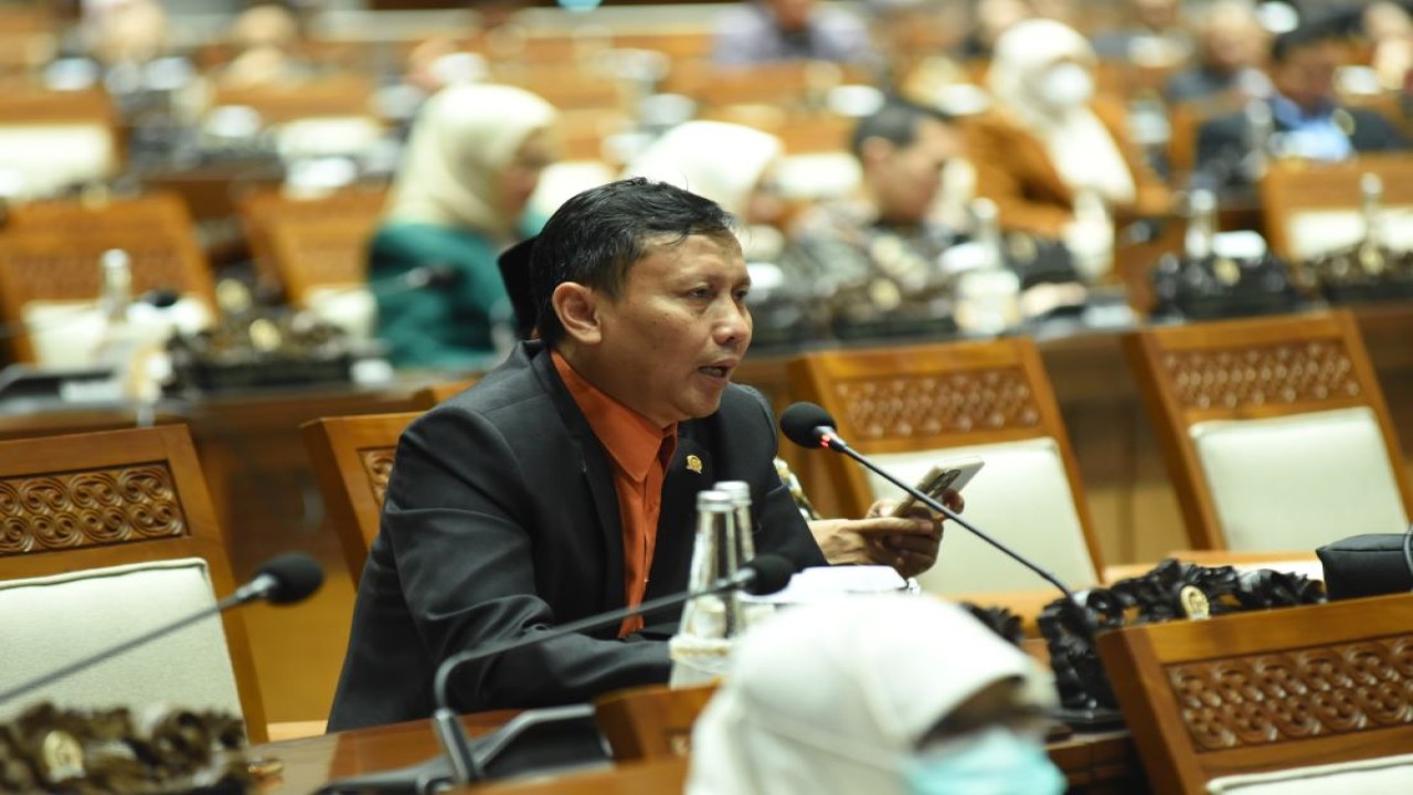 Anggota Komisi IV DPR RI Slamet saat interupsi dalam Rapat Paripurna DPR RI ke-13 Masa Persidangan IV Tahun Sidang 2023-2024, di Gedung Nusantara II, DPR RI, Senayan, Jakarta, Selasa (5/3/2024). Foto : Jaka/Andri