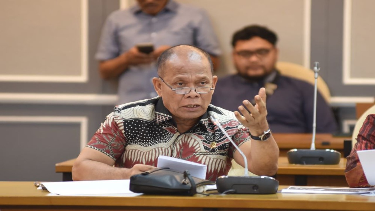 Anggota Panitia Khusus (Pansus) RUU Kelautan DPR RI Sturman Panjaitan saat mengikuti Rapat Kerja dengan Pemerintah dan Dewan Perwakilan Daerah (DPD) RI di Gedung Nusantara II, DPR RI, Senayan, Jakarta, Kamis (14/3/2024). Foto : Jaka/Andri