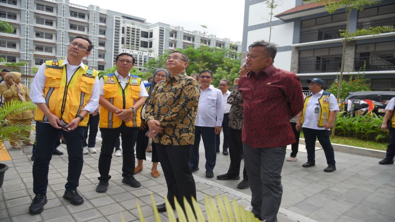 Anggota Komisi V DPR RI, Sudewo saat meninjau pembangunan rusun untuk tempat tinggal dosen UGM dalam Kunjungan Kerja (Kunker) Reses Tim Komisi V ke Sleman, Provinsi DIY, Senin (04/03/2024). Foto: Nadhen/nr