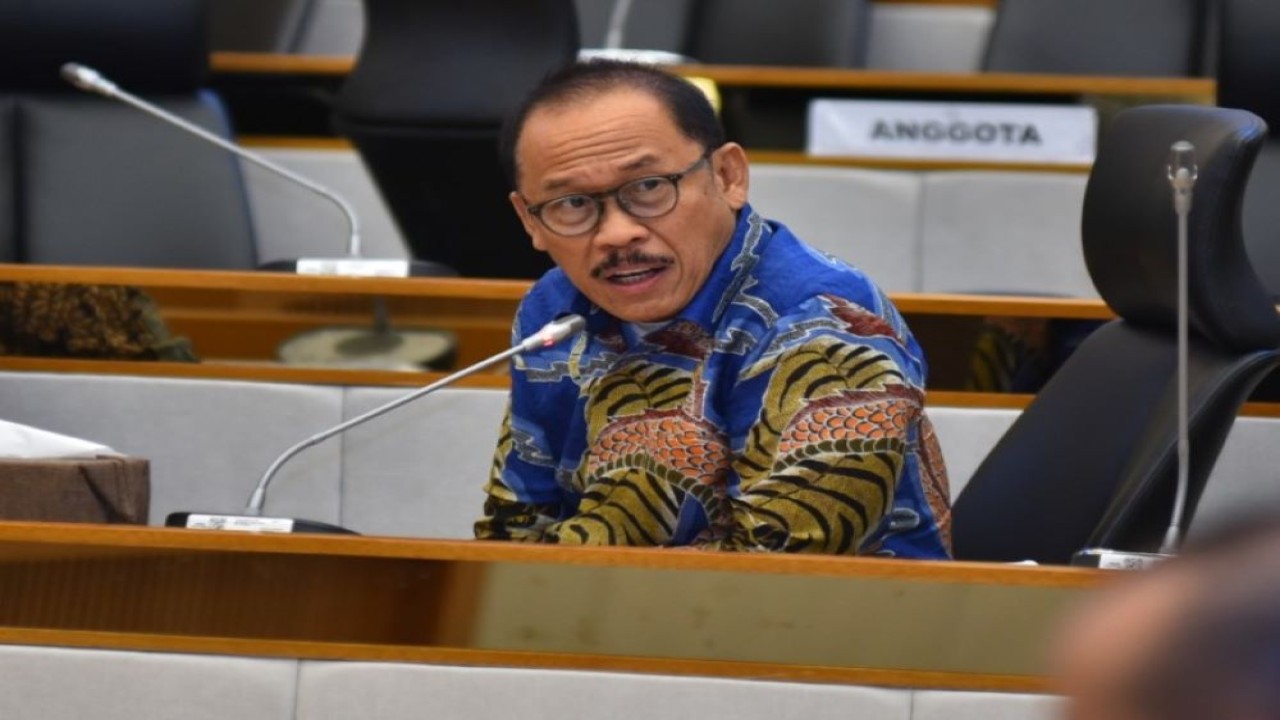 Anggota Komisi IV DPR RI, Suhardi Duka dalam perkiraan target ekonomi KLHK 2024 yang disampaikan oleh Menteri KLHK saat rapat kerja Komisi IV DPR RI pada Kamis (14/3/2023) di Gedung Nusantara, Senayan, Jakarta. Foto : Eno/Andri