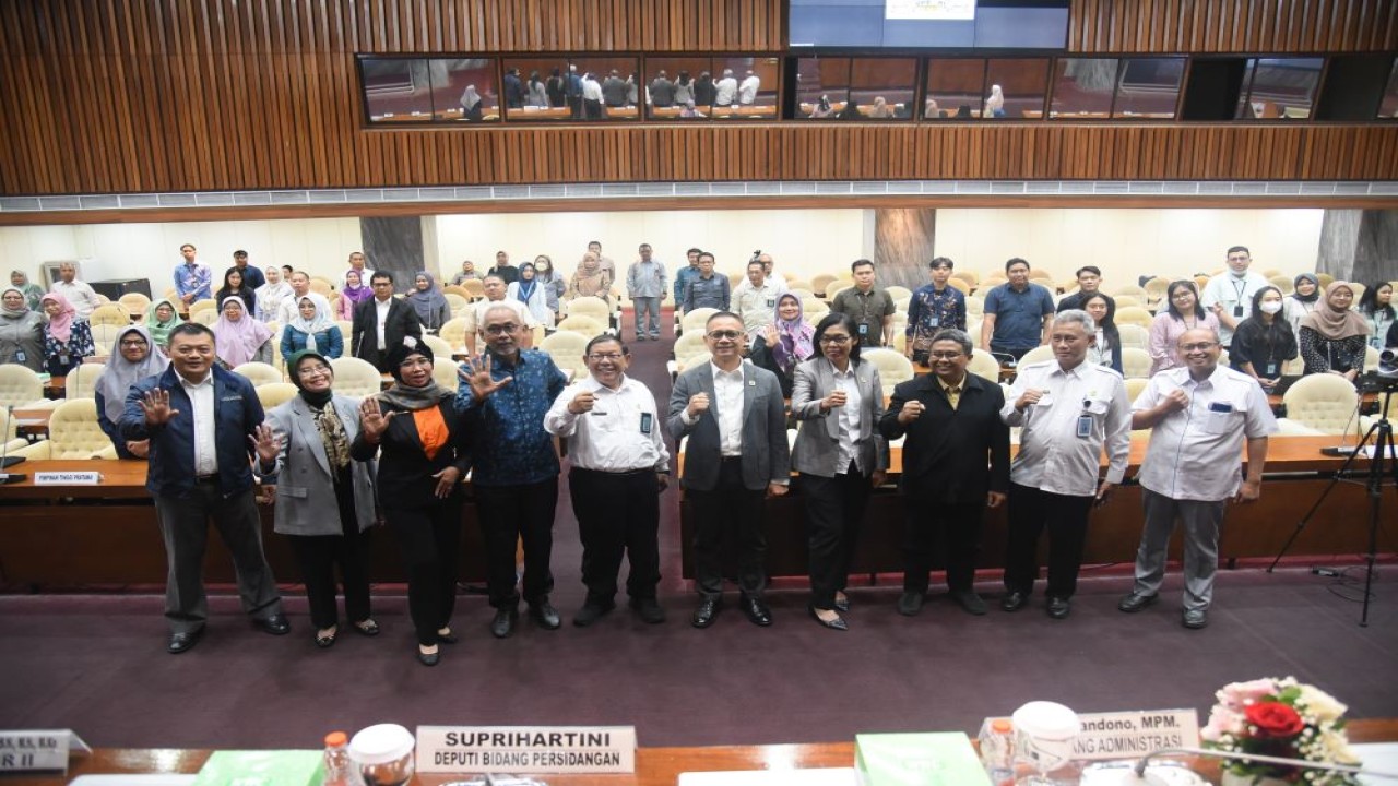 Deputi Bidang Administrasi Setjen DPR RI Sumariyodono foto bersama usai sosialisasi bimbingan teknis pengisian Laporan Harta Kekayaan Penyelenggara Negara (LHKPN) Tahun 2024 di ruang KK II, Gedung Nusantara II, Kompleks Parlemen, Jakarta, Selasa (5/3/2024). Foto : Arief/Andri