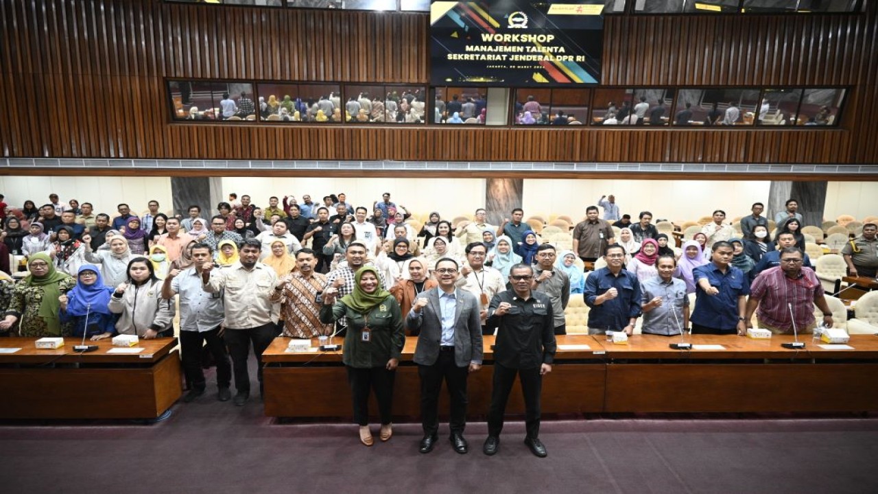 Deputi Bidang Administrasi Setjen DPR RI Sumariyandono dalam foto bersama usai membuka Sosialisasi Manajemen Talenta di Gedung Nusantara, Senayan, Jakarta, Rabu (6/3/2024). Foto: Farhan/nr]