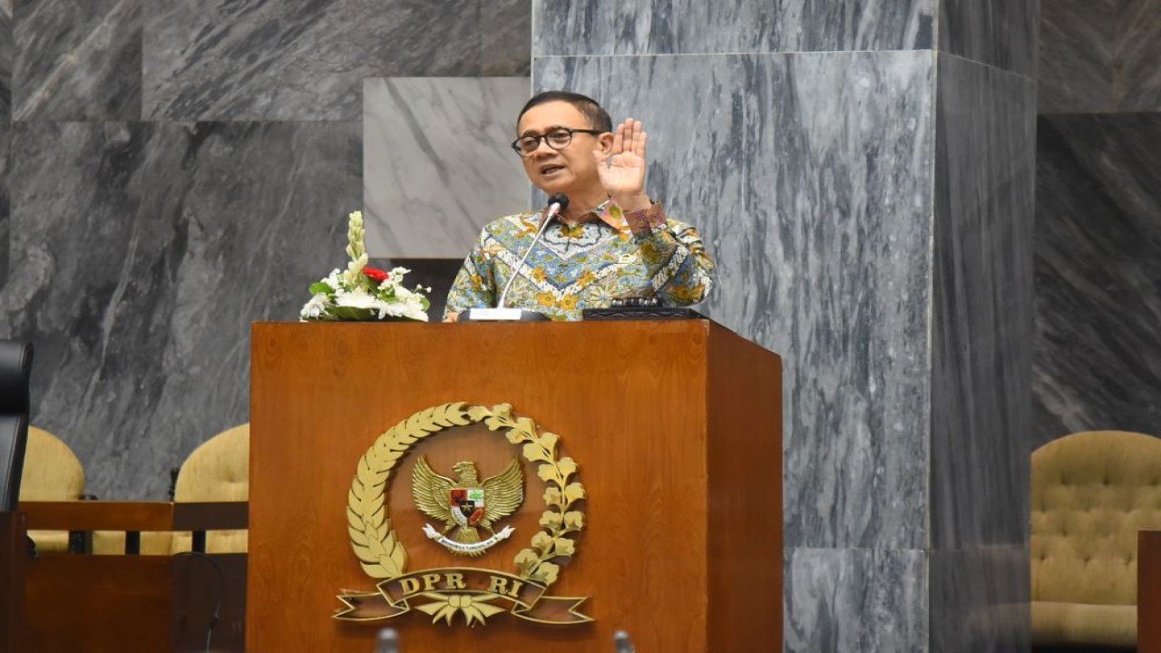 Deputi Bidang Administrasi Setjen DPR RI Sumariyandono saat menyampaikan sambutan dalam Sosialisasi Manajemen Talenta untuk grade 6 di Gedung Nusantara DPR, Senayan, Jakarta (25/3/2024). Foto: Runi/nr