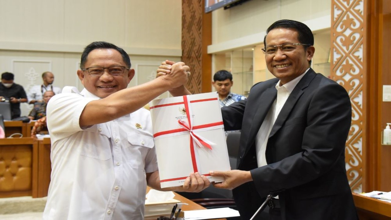 Ketua Badan Legislasi (Baleg) DPR Supratman Andi Agtas (kanan) di sela-sela rapat Baleg bersama pemerintah, pada Rabu (13/3/2024). Foto: Dep/nr