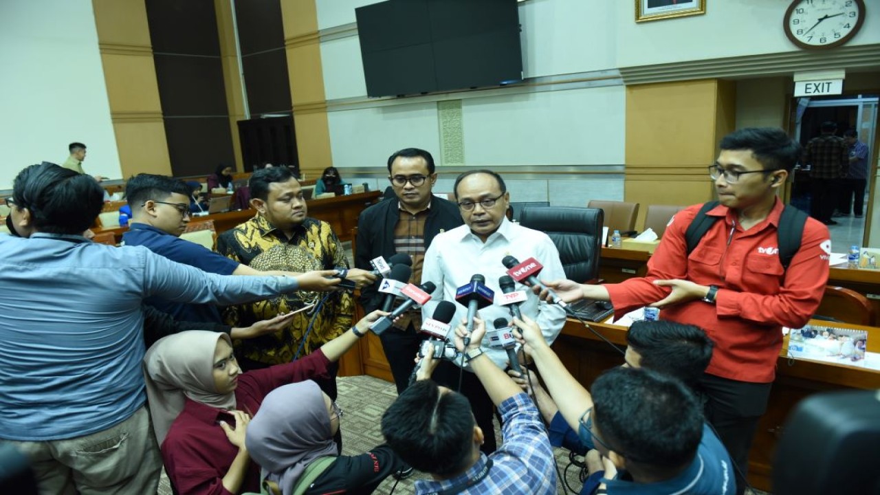 Anggota Komisi III DPR RI Supriansa saat diwawancarai Parlementaria dan awak media di Gedung Nusantara II DPR RI, Senayan, Jakarta, Kamis (7/3/2024). Foto : Jaka/Andri