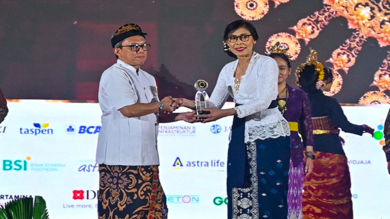 Deputi Persidangan Setjen DPR Suprihartini, mewakili Setjen DPR RI saat menerima penghargaan PRIA 2024 di Kota Denpasar, Bali, Kamis (7/3/2024). Foto: Saum/nr