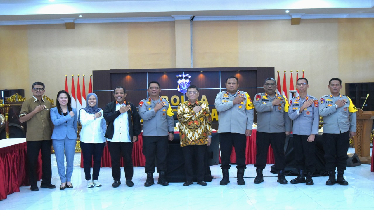 Wakil Ketua Komisi I DPR RI, Utut Adianto dalam foto bersama di sela-sela Kunjungan Kerja ke Markas Kepolisian Daerah (Mapolda) D.I. Yogyakarta. Foto: Anju/nr