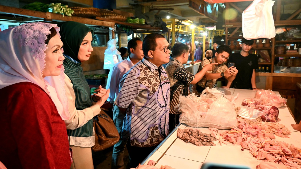 Wakil Ketua Komisi IX DPR RI Emanuel Melkiades Laka Lena saat mengecek produk-produk makanan yang dijual Di Pasar Cibinong, Bogor, Jawa Barat, Kamis (21/3/2024). Foto: Husen/nr