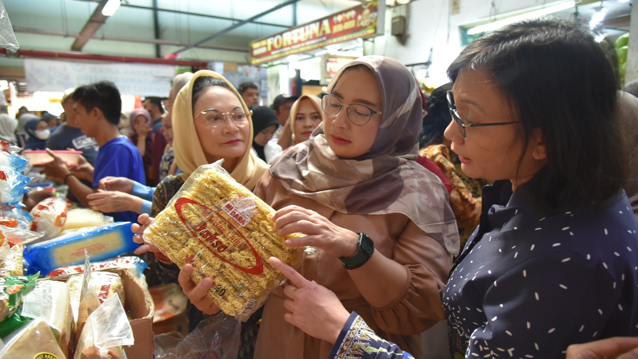 Wakil Ketua Komisi IX DPR RI Nihayatul Wafiroh saat mengecek beberapa produk-produk makanan di Pasar Modern BSD Tangerang Selatan. Foto: Singgih/nr