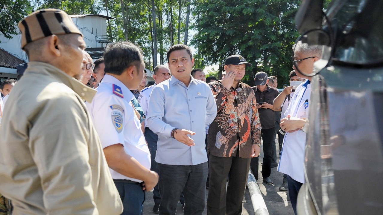 Wakil Ketua Komisi V DPR RI Andi Iwan Darmawan Aras saat meninjau kesiapan fasilitas serta sarpras di Terminal Bus Poris Plawad untuk menghadapi arus mudik lebaran nanti. Foto: Mentari/nr