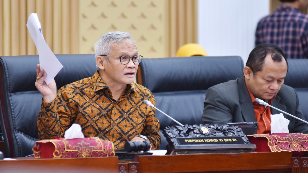 Wakil Ketua Komisi VI DPR RI Aria Bima saat memimpin rapat kerja dengan Menteri BUMN Erick Thohir di Gedung Nusantara I, Senayan, Jakarta, Selasa (19/3/2024). Foto: Kresno/nr