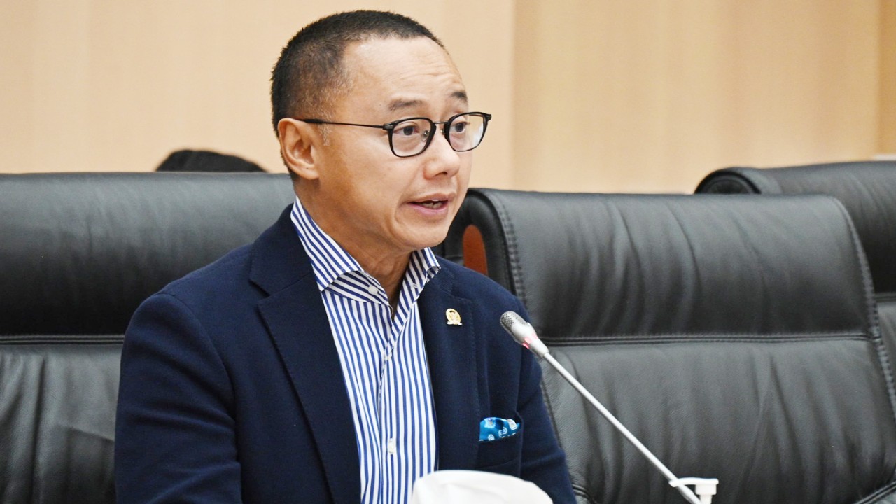 Wakil Ketua Komisi VII DPR RI Eddy Soeparno saat memimpin Rapat Kerja Komisi VII DPR RI dengan Menteri ESDM Arifin Tasrif di Gedung Nusantara I DPR RI, Senayan, Jakarta, Selasa (19/3/2024). Foto: Farhan/nr