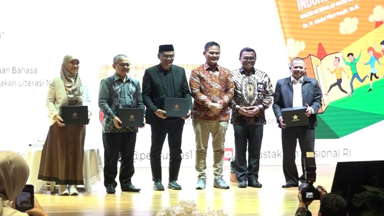 Wakil Ketua Komisi X DPR RI Abdul Fikri Faqih saat meluncurkan buku berjudul “Darurat Literasi Indonesia: Urgensi Reformulasi Sinergi dan Kolaborasi” di Perpustakaan Nasional (Perpusnas), Gambir, Jakarta pada Selasa (19/3/2024). Foto: Ist/nr