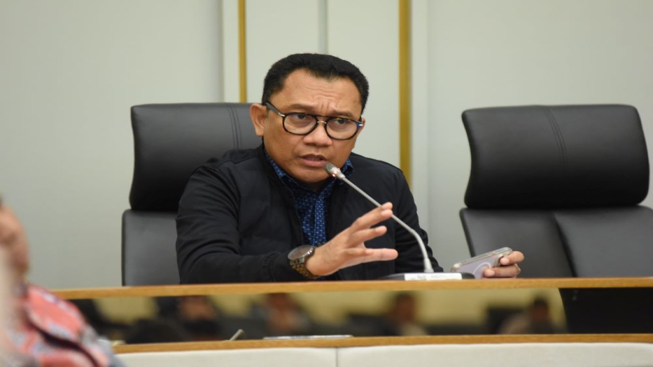 Anggota Komisi IV DPR RI Yohanis Fransiskus Lema dalam Rapat Kerja Komisi IV dengan Menteri KKP di Gedung Nusantara, Senayan, Jakarta, Kamis (14/03/2024). Foto : Arief/Andri