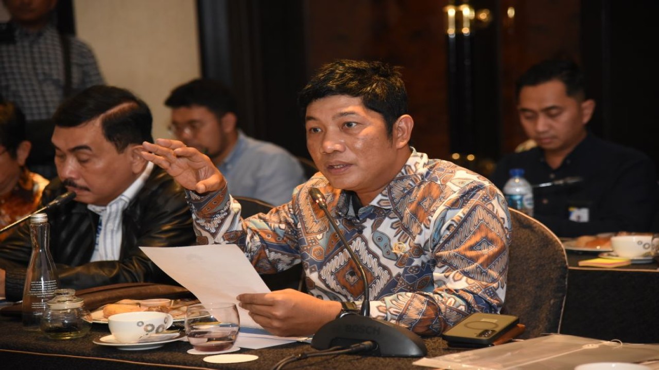 Anggota komisi VII DPR RI Zulfikar Hamonangan saat rapat kunjungan kerja komisi VII DPR dengan Pertamina Patra niaga, Bali, Kamis (7/3/2023). Foto: Arief/nr