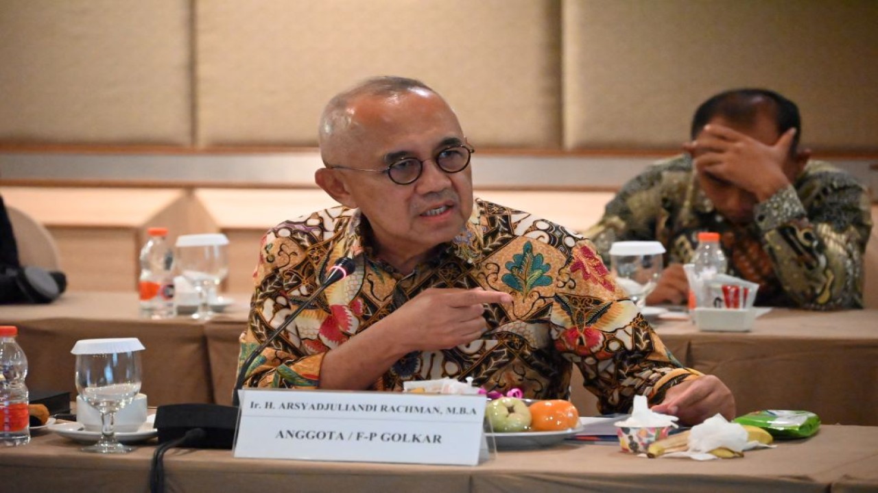 Anggota Komisi II DPR RI Arsyadjuliandi Rachman saat mengikuti pertemuan Rapat Kerja dengan Kanwil BPN Riau, di Pekanbaru, Riau, Selasa (23/4/2024). Foto: Wilga/vel