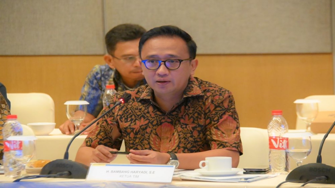 Wakil Ketua Komisi VII DPR RI Bambang Haryadi saat memimpin pertemuan dengan PT Pupuk Sriwijaya (Pusri) di Palembang, Selasa (17/4/2024). Foto: Agung/vel