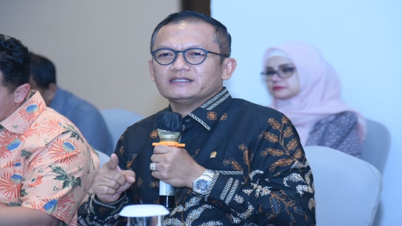 Anggota Komisi VII DPR RI Bambang Hermanto saat mengikuti pertemuan Komisi VII DPR RI dengan PT Antam dalam rangka Kunjungan Kerja Reses, di Manado, Sulut, Kamis (18/4/2024). Foto: Arief/vel