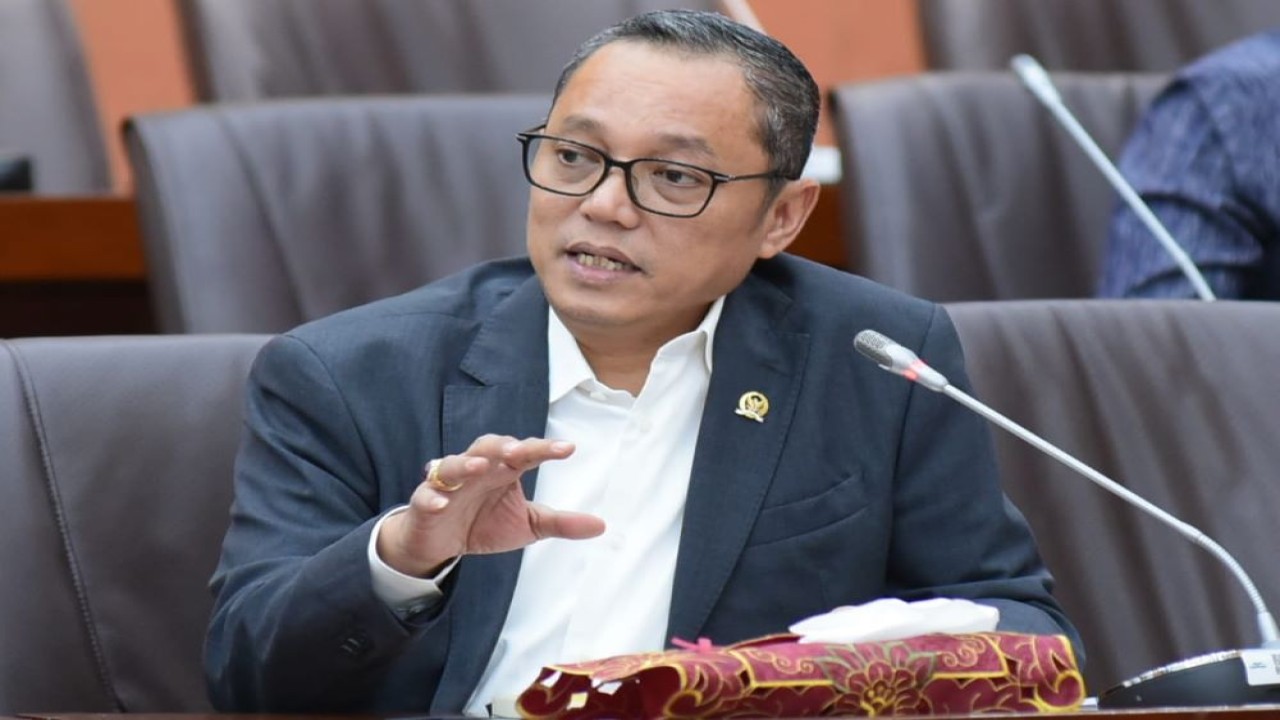 Anggota Komisi VI DPR RI Deddy Yevri Hanteru Sitorus saat mengikuti RDP Komisi VI dengan Pertamina di Gedung Nusantara I, DPR RI, Senayan, Jakarta, Kamis (29/3/2024). Foto: Oji/nr