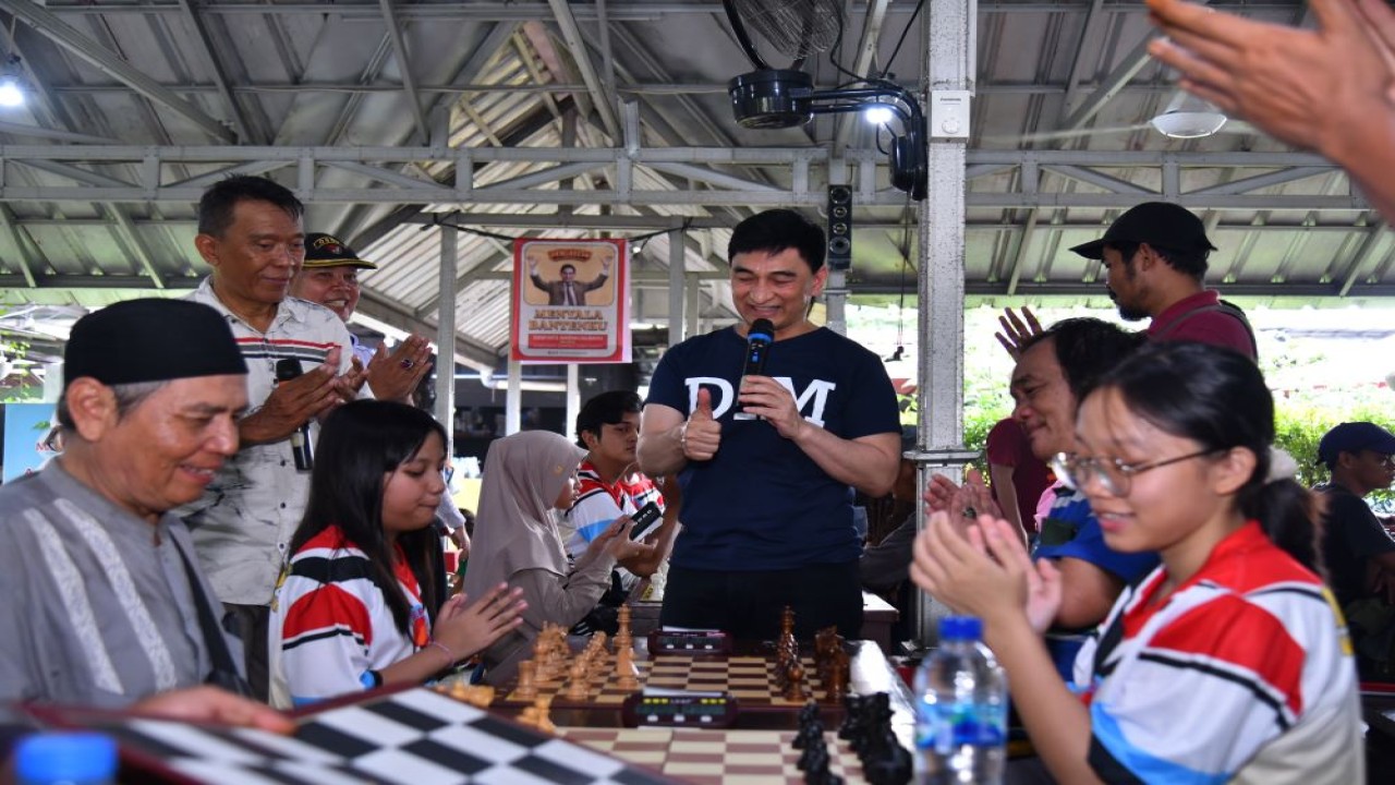 Wakil Ketua BURT DPR RI Dimyati Natakusuma saat menghadiri turnamen catur Silaturahmi Idul Fitri di Tangerang, Banten, Sabtu (20/4/2024). Foto: Kresno/vel