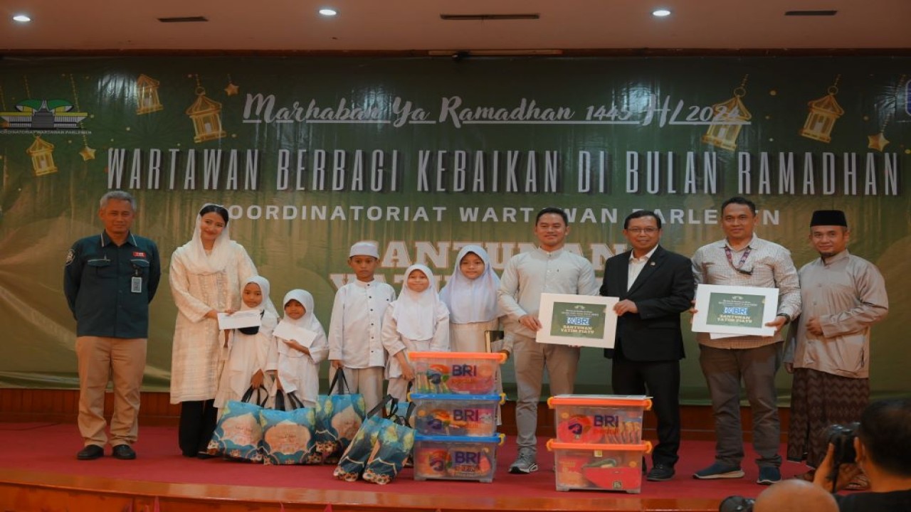 Anggota DPR RI Dyah Roro Esti usai menghadiri acara santunan kepada anak yatim piatu yang diselenggarakan oleh Koordinatoriat Wartawan Parlemen DPR RI di Gedung Serbaguna Masjid Baiturrahman. Foto: Mentari/nr