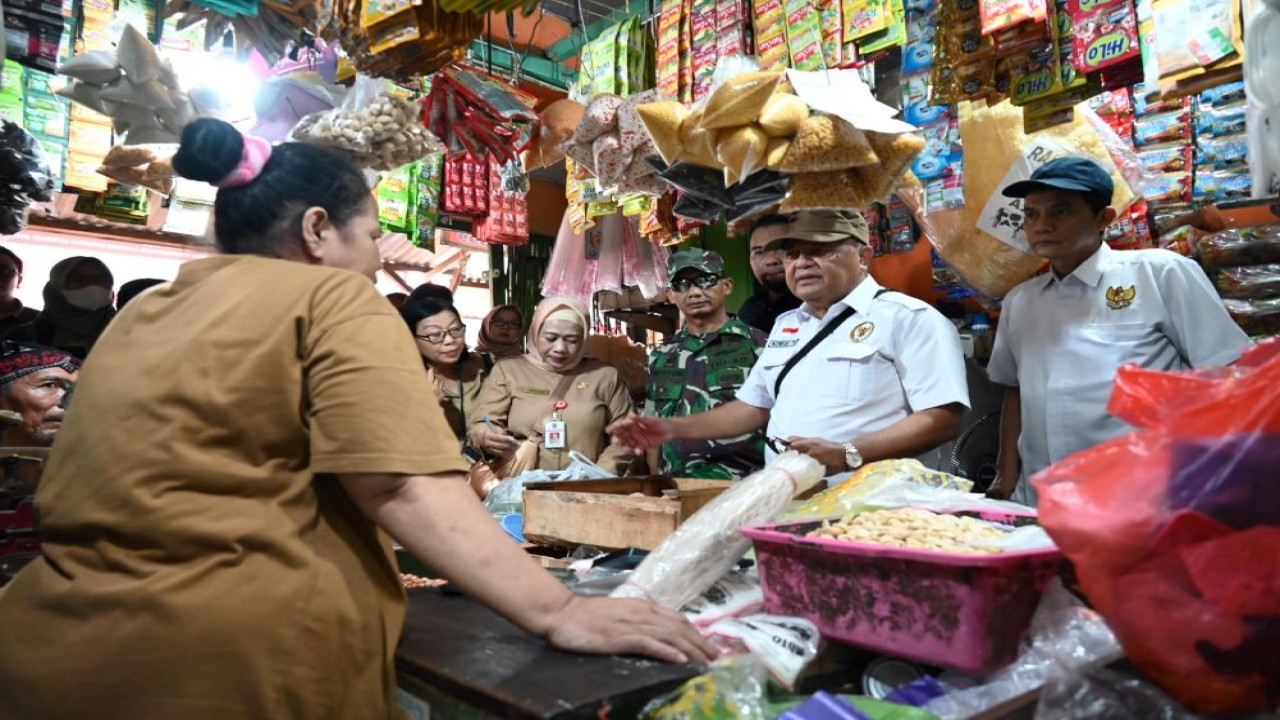 Tim Kunjungan Kerja Komisi IV DPR RI yang dipimpin Anggota DPR RI Endro Hermono saat memimpin Kunjungan Kerja Komisi IV DPR RI ke Pasar Johar, Semarang, Jawa Tengah, Senin, (1/4/2024). Foto : Ubaid/Andri