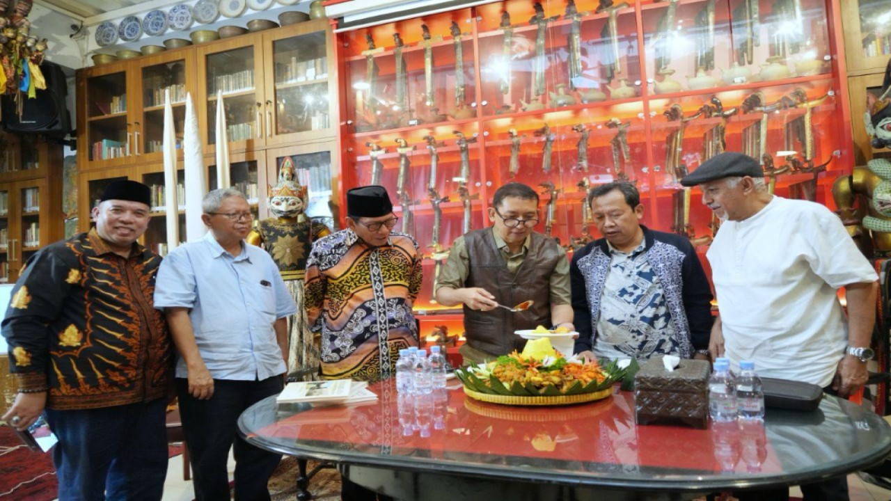 Anggota DPR RI Fadli Zon saat meluncurkan buku Hindia Belanda dalam Kartu Pos Bergambar dan situs filatelis di Rumah Kreatif Fadli Zon, Cimanggis, Depok. Foto: Dok/Andri