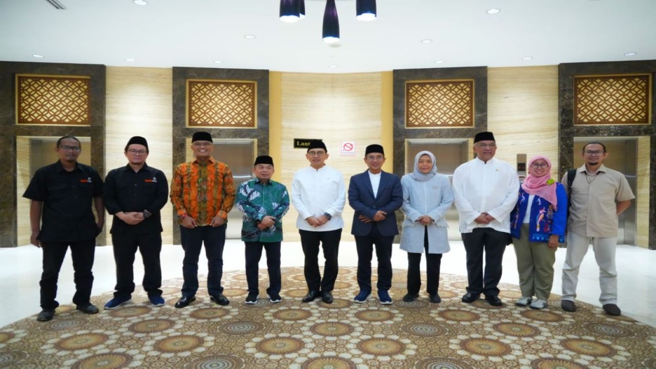 Badan Kerja Sama Antar Parlemen (BKSAP) DPR RI dipimpin oleh Ketua BKSAP DPR RI Fadli Zon melakukan pertemuan dengan beberapa organisasi penyalur bantuan kemanusiaan yakni; BAZNAS, LAZISNU, LAZISMU dan Mercy untuk warga Gaza di palestina di Nusantara III, Senayan, Jakarta, Rabu (3/4/2024). Foto : Runi/Andri