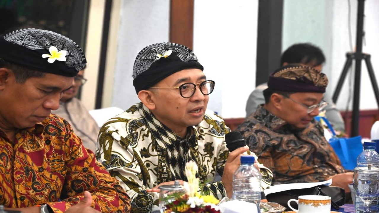 Anggota Komisi I DPR RI Fadli Zon saat mengikuti kunjungan kerja reses di kantor LPP RRI Denpasar, Bali, Kamis (18/4/2024). Foto : Eko/Andri