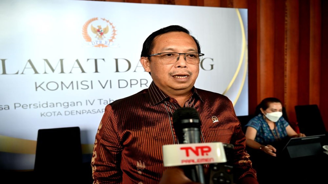 Anggota Komisi VI DPR Herman Khaeron saat diwawancarai Parlementaria usai mengikuti Kunjungan Kerja Reses Komisi VI DPR RI di Denpasar. Foto: Husen/vel