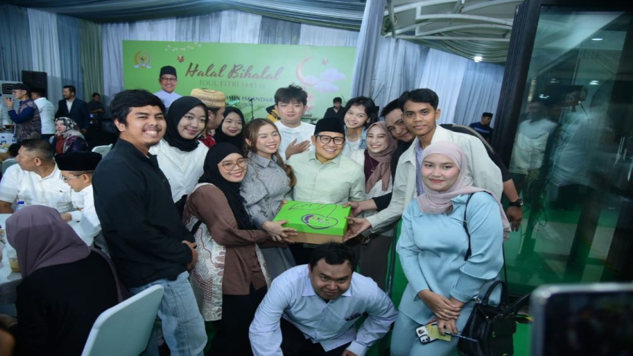 Wakil Ketua DPR RI Abdul Muhaimin Iskandar saat open house dalam rangka Halal Bihalal di kediamannya Widya Chandra IV Nomor 23, Jakarta, Sabtu (20/4/2024). Foto: Oji/vel