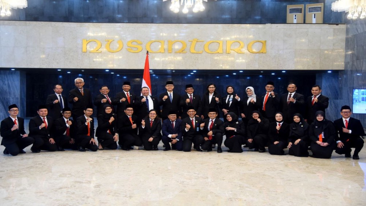 Sekretaris Jenderal (Sekjen) DPR RI Indra Iskandar dalam foto bersama usai melantik pejabat struktural dan fungsional di lingkungan setjen DPR RI, Senayan, Jakarta, Selasa (2/4). Foto: Runi/nr