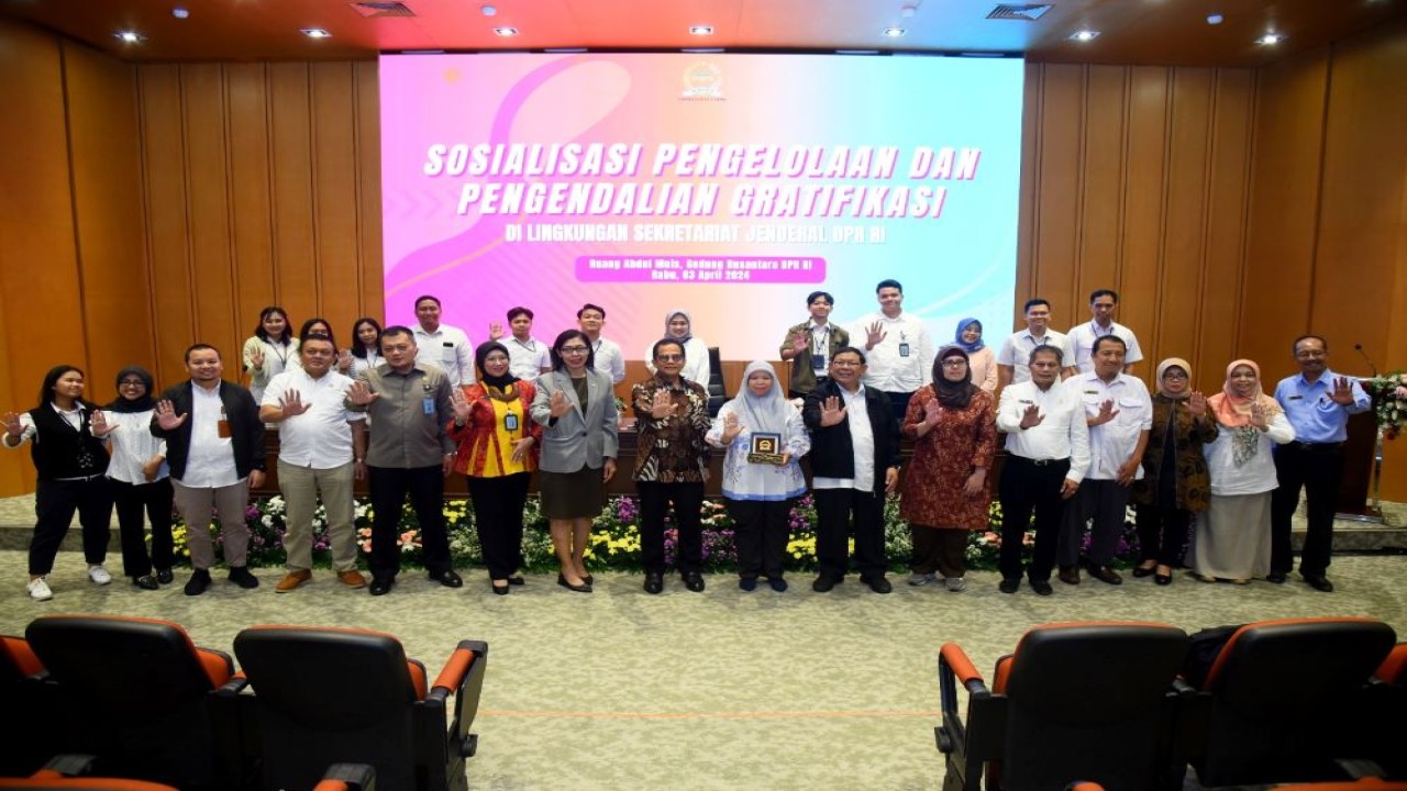 Sekretaris Jenderal DPR RI Indra Iskandar dalam foto bersama usai mengikuti Sosialisasi Pengelolaan dan Pengendalian Gratifikasi di Lingkungan Setjen DPR RI di Gedung Nusantara, Senayan, Jakarta, Rabu (3/4/2024). Foto: Runi/nr