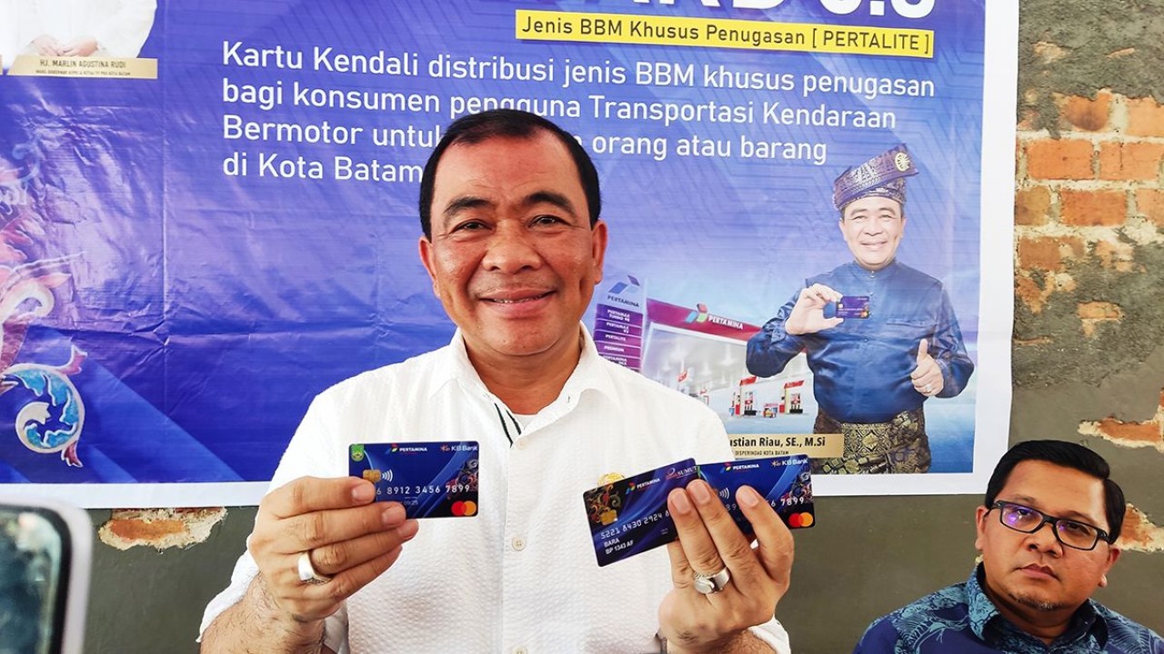 Kepala Dinas Perindustrian dan Perdagangan (Disperindag) Kota Batam, Gustian Riau memperlihatkan Kartu Kendali atau Fuel Card 5.0 khusus untuk beli BBM Subsidi Pertalite/ist