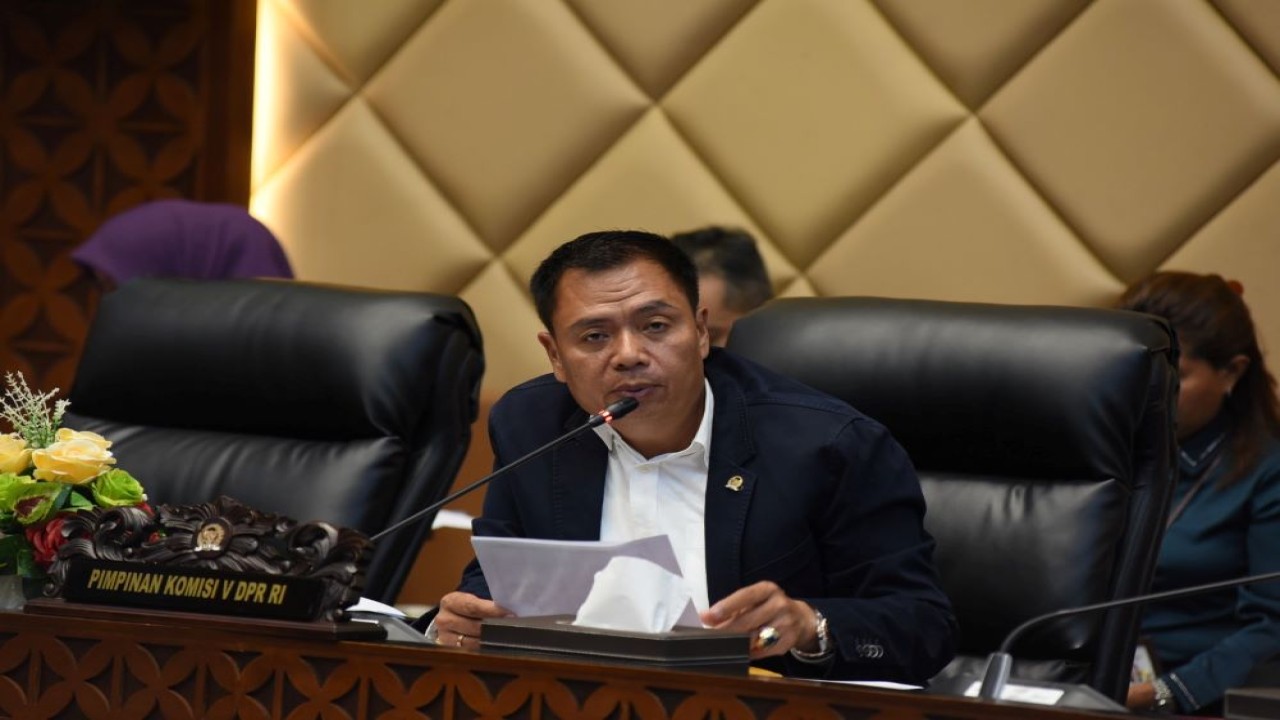 Ketua Komisi V DPR RI Lasarus dalam Rapat Kerja dengan Menteri PUPR Basuki Hadimuljono yang digelar di Ruang Rapat Komisi V, Gedung Nusantara DPR RI, Senayan, Jakarta, Senin (1/4/2024). Foto : Arief/Andri