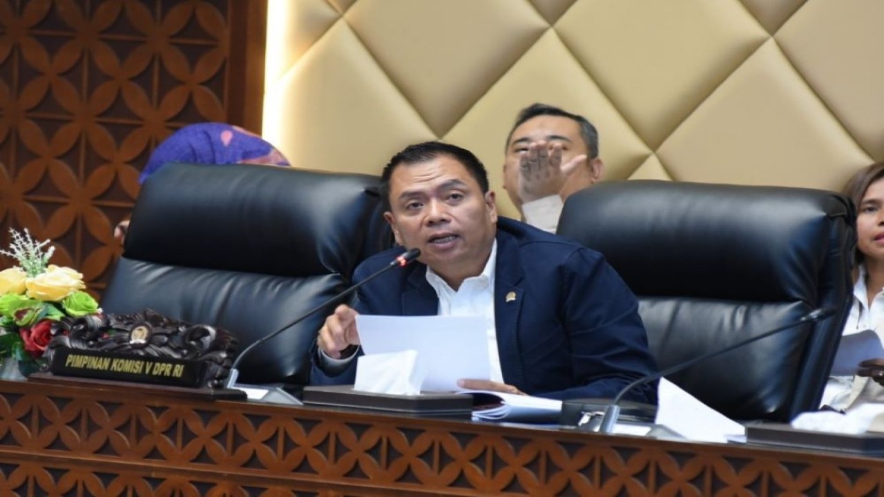 Ketua Komisi V DPR RI Lasarus saat memimpin Rapat Kerja Komisi V DPR membahas persiapan mudik 2024 yang digelar di Ruang Rapat Komisi V DPR RI, Senayan, Jakarta, Selasa (2/4/2024). Foto: Arief/nr