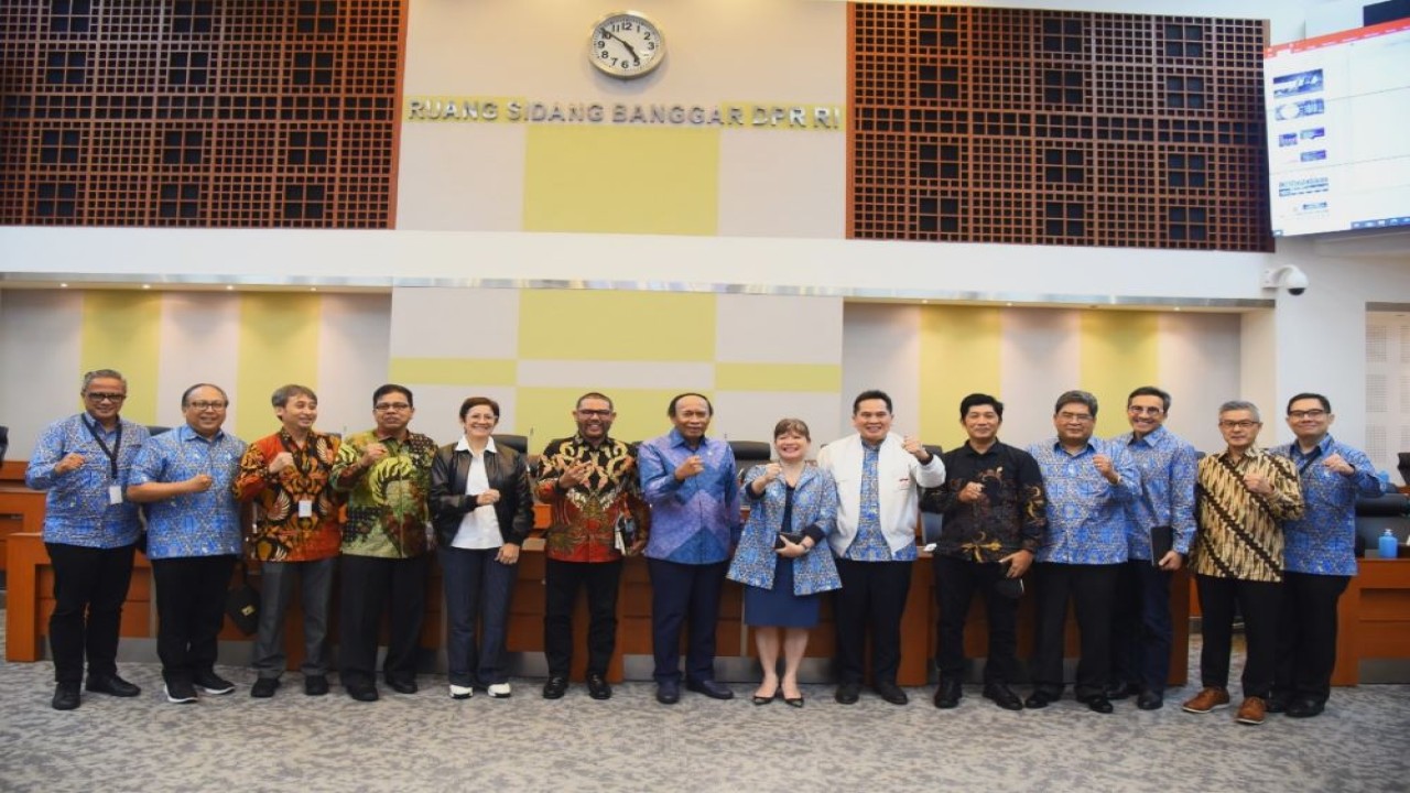 Wakil Ketua Banggar DPR RI Muhidin Mohamad Said foto bersama usai RDPU Banggar DPR RI dengan Dekan Fakultas Ekonomi dan Bisnis Universitas Indonesia Teguh Dartarto dan Ketua APINDO di Gedung Nusantara II, DPR RI, Senayan, Jakarta, Senin (1/4/2024). Foto : Runi/Andri