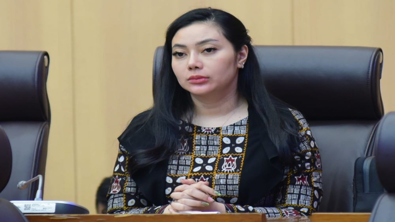 Anggota Komisi VII DPR RI Paramita Widya Kusuma dalam Rapat Kerja dengan Menteri Energi dan Sumber daya Mineral (ESDM) di Gedung Parlemen, Jakarta, Rabu (3/4/2024). Foto : Oji/Andri