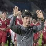 Pelatih Timnas Indonesia Shin Tae-yong bersama skuad Garuda-1713099765