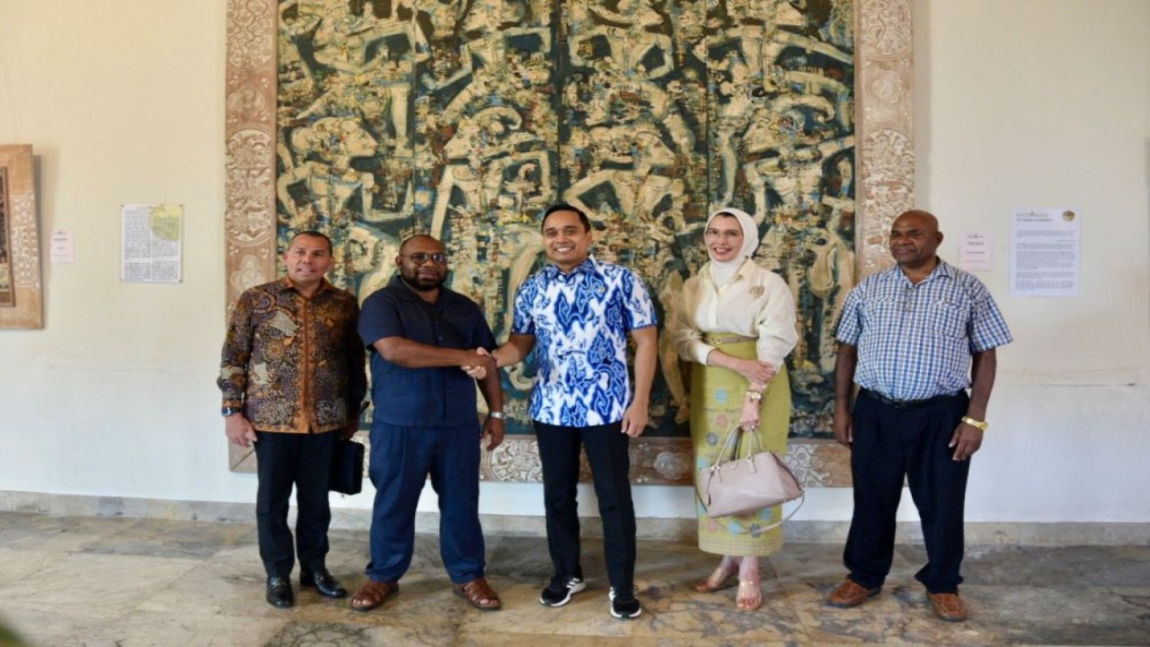 Wakil Ketua Badan Kerja Sama Antar Parlemen (BKSAP) DPR RI Putu Supadma Rudana saat memimpin pertemuan bilateral di Museum Rudana, Ubud, Bali, Senin (29/4/2024). Foto : Tiara/Andri
