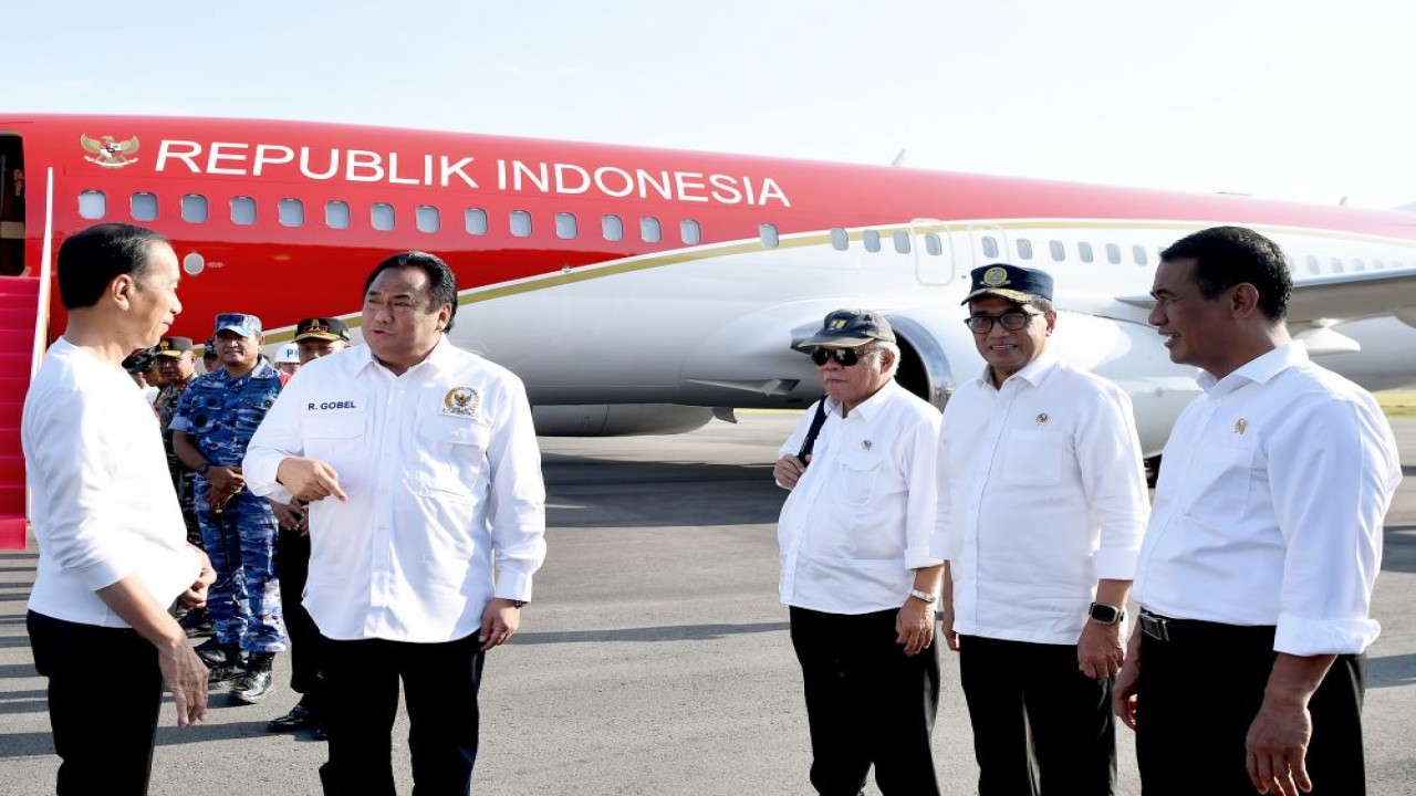 Wakil Ketua DPR RI Rachmat Gobel saat berbincang dengan Presiden RI Jokowi yang baru tiba di Bandara Djalaludin, Gorontalo, Minggu (21/4/2024). Foto: Biro Pers Sekretariat Presiden