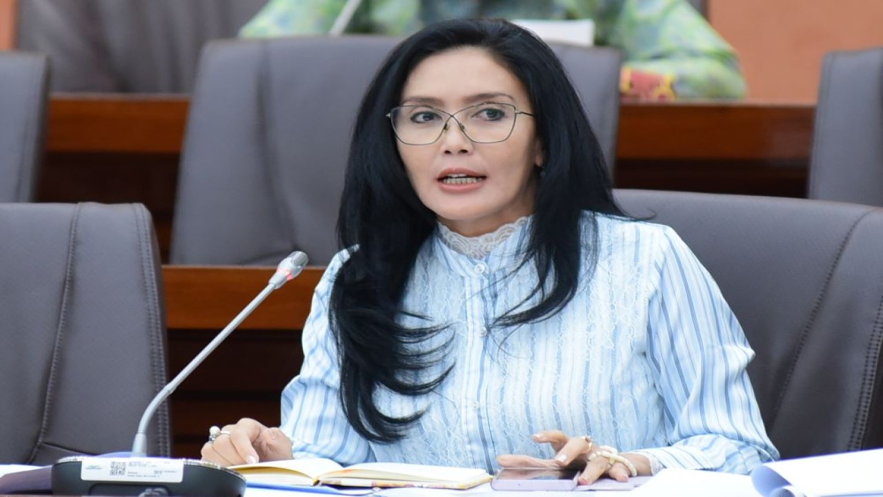 Anggota Komisi VI DPR RI Rieke Diah Pitaloka saat mengikuti RDP Komisi VI dengan Pertamina di Gedung Nusantara I, DPR RI, Senayan, Jakarta, Kamis (28/3/2024). Foto: Oji/nr