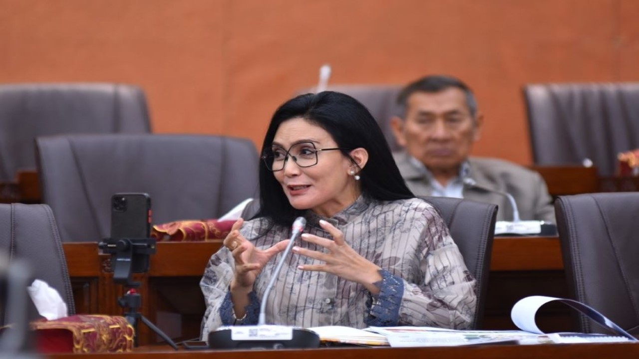 Anggota Komisi VI DPR RI Rieke Diah Pitaloka saat rapat di Gedung Nusantara II, DPR RI, Senayan, Jakarta, Selasa (2/4/2024). Foto : Eno/Andri