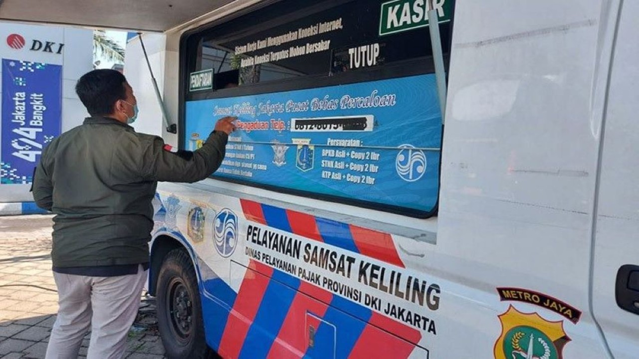 Ditlantas Polda Metro Jaya menyediakan layanan Sistem Administrasi Manunggal Satu Atap (Samsat) keliling di sejumlah wilayah di Jabodetabek. (Foto: Antara)