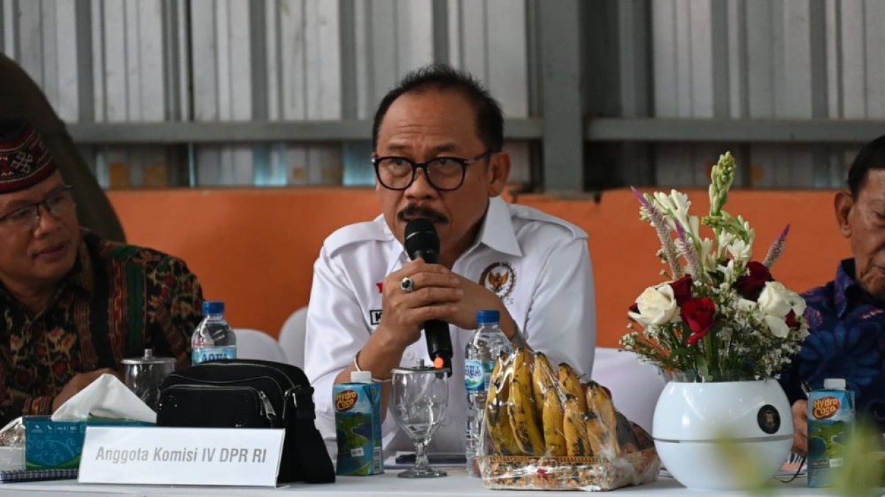 Anggota Komisi IV DPR RI Suhardi Duka, saat mengikuti kunjungan kerja di Labuan Bajo, Manggarai Barat, Senin (29/4/2024). Foto : Skr/Andri