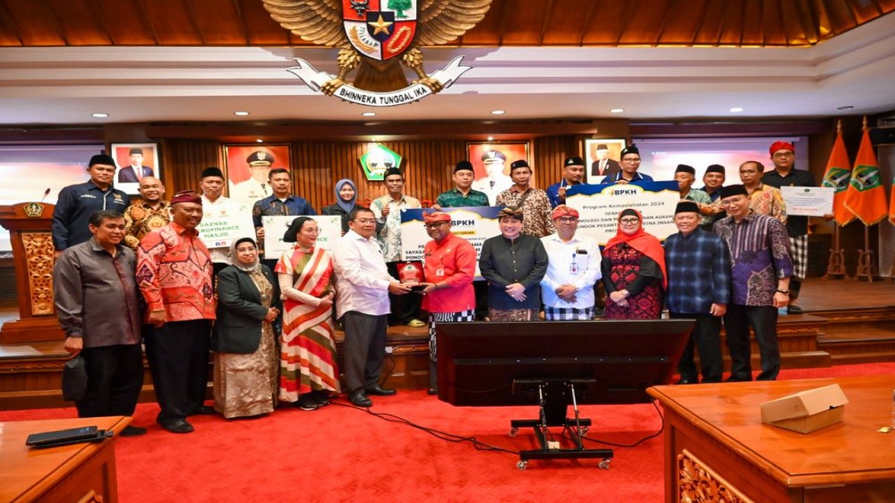 Wakil Ketua Komisi VIII DPR RI Abdul Wachid saat bertukar cenderamata usai mengikuti Kunjungan Kerja Reses Komisi VIII DPR RI di Tabanan, Bali, Kamis (2/5/2024). Foto: Nadya/vel