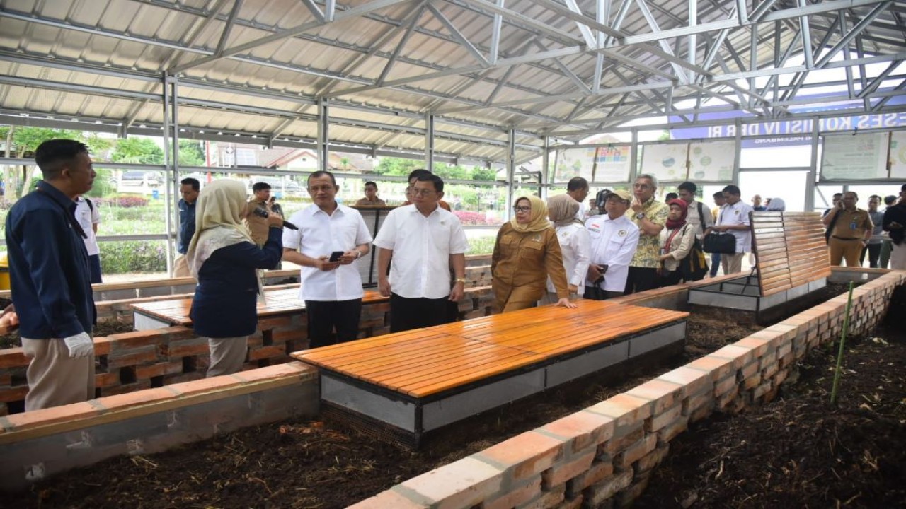 Wakil Ketua Komisi IV DPR RI, Budhy Setiawan saat memimpin Kunres Komisi IV DPR RI meninjau pengelolaan sampah di Kompleks Pusri Agro Edupark, PT Pupuk Sriwidjaja Palembang. Foto: Runi/vel