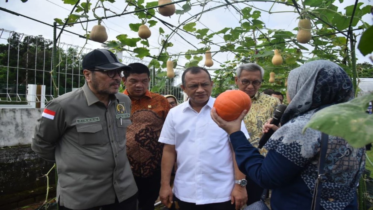 Wakil Ketua Komisi IV DPR RI Budhy Setiawan saat memimpin Kunjungan Kerja Reses Tim Komisi IV DPR RI ke kompleks Pusri Agro Edupark, PT Pupuk Sriwidjaja Palembang, Sumatera Selatan, Senin (29/05/2024). Foto: Runi/vel